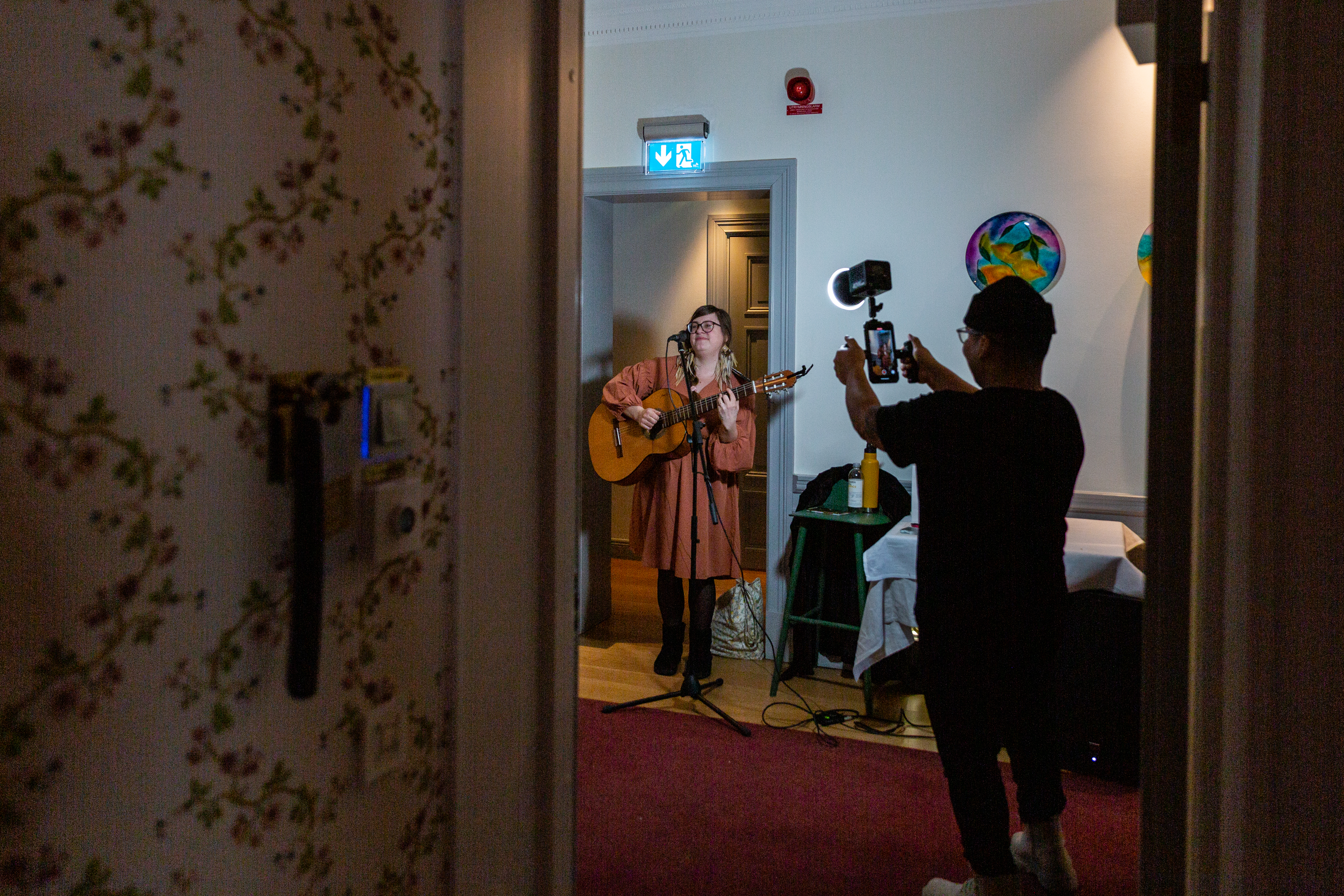 Emma D Haglund spelar gitarr på ett bröllop vid Socitetshuset Källör i Östhammar